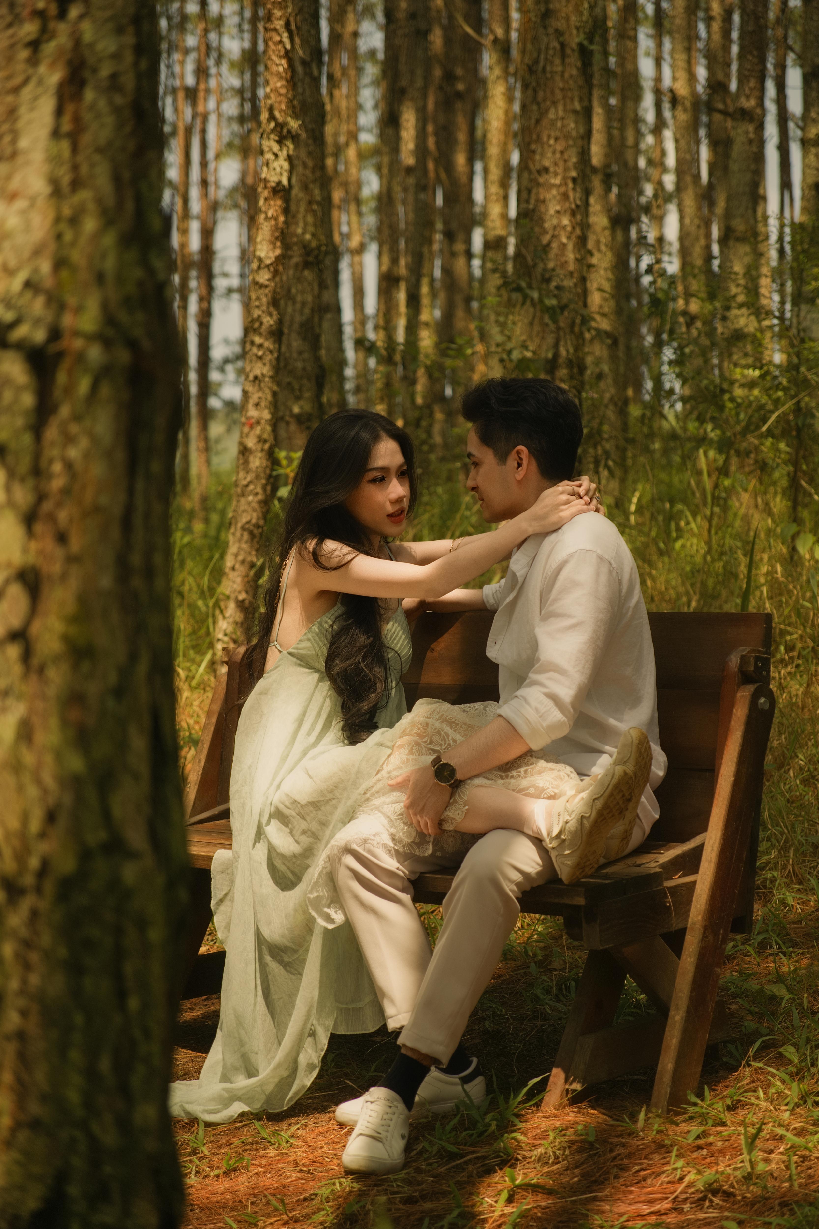 Daryl & Vi sitting on a bench